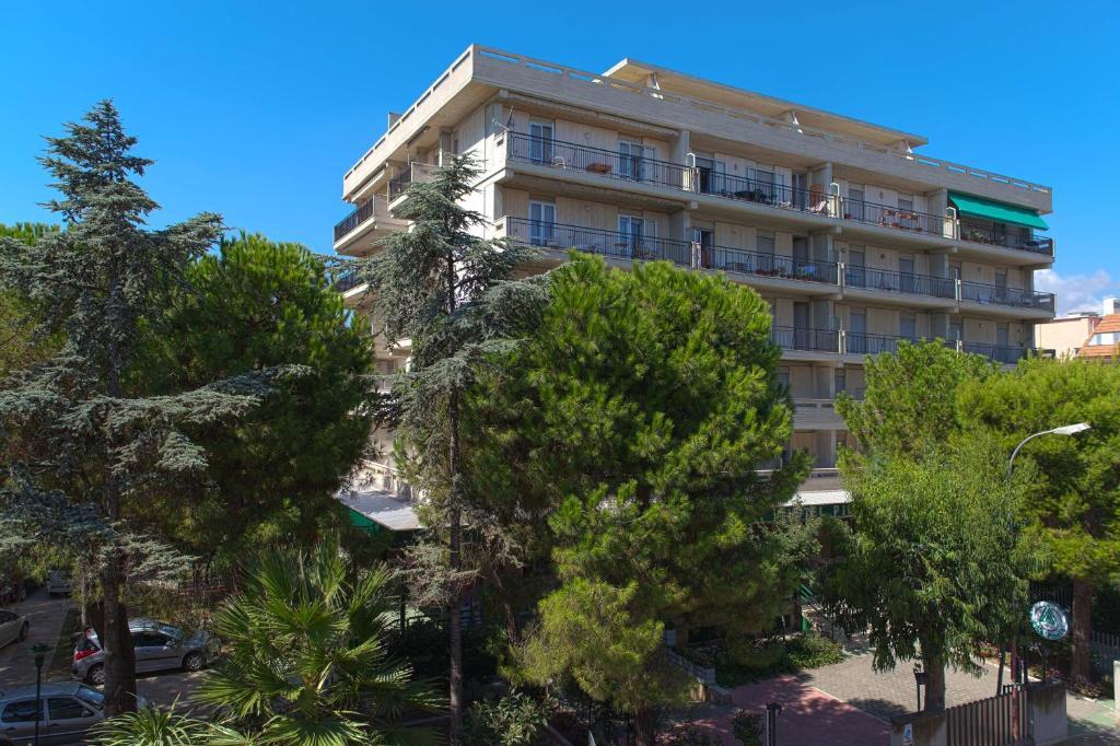 Hotel Pineta Сан Бенедето дел Тронто Екстериор снимка